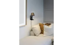 Comfort Vägglampa E14 mattsvart med laddningsstation