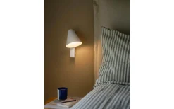 Wilmer Vägglampa med USB Vit